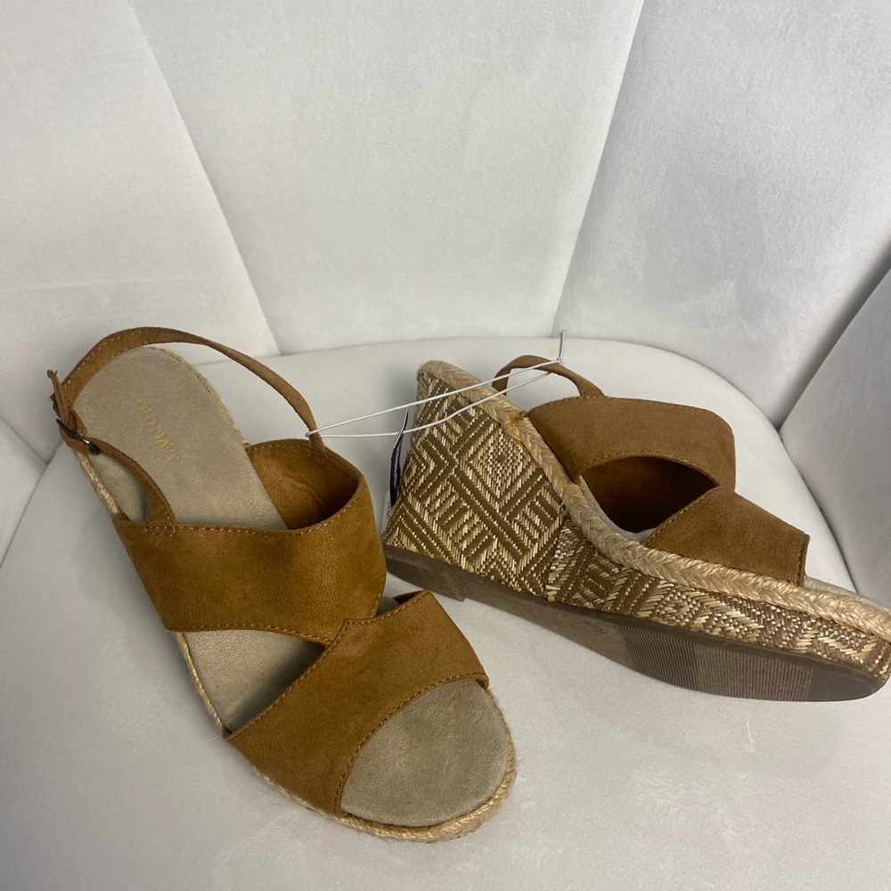 Old Navy NWT women's   platform sandals . Light brown faux suede . Sz 8
